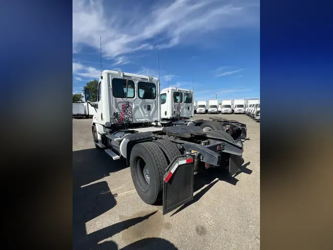 2015 FREIGHTLINER/MERCEDES CASCADIA 113