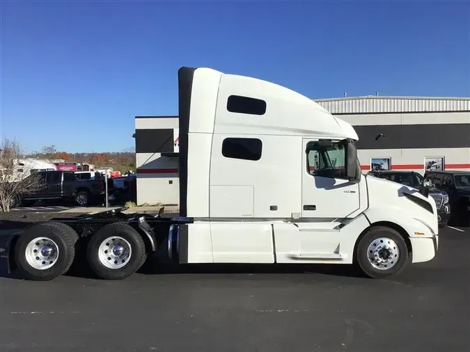 2021 VOLVO VNL64T760