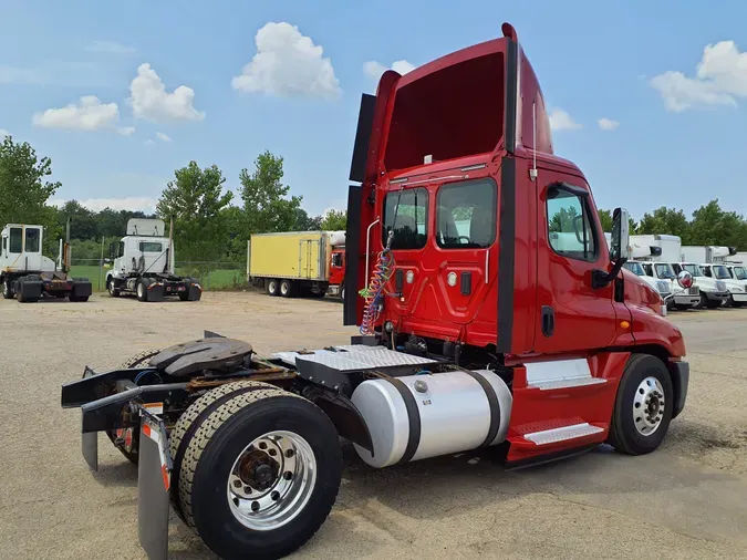 2013 FREIGHTLINER/MERCEDES CASCADIA 125