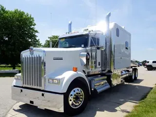 2022 Kenworth W900