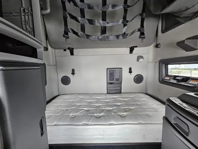 2020 VOLVO VNL64T760