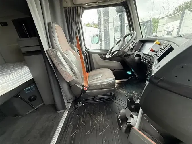 2021 VOLVO VNR640
