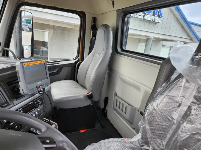 2022 VOLVO VNL64T300