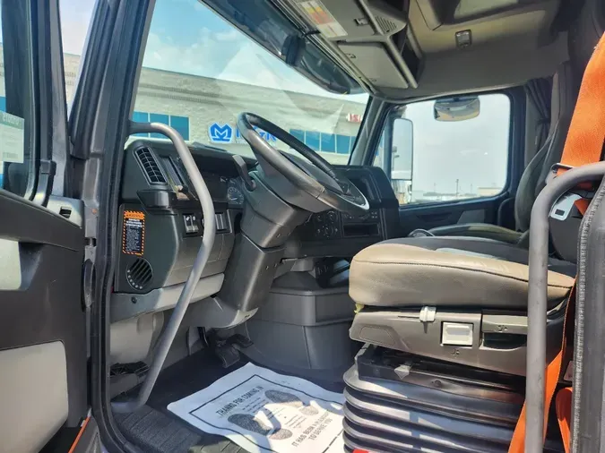 2023 VOLVO VNL64T860
