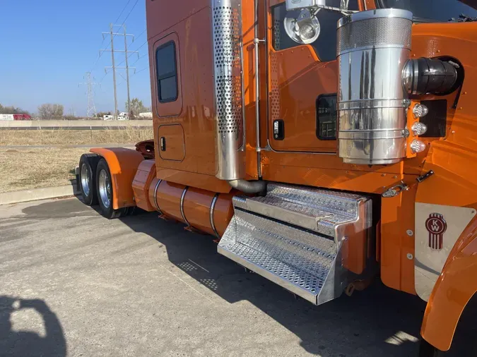 2022 Kenworth W900L