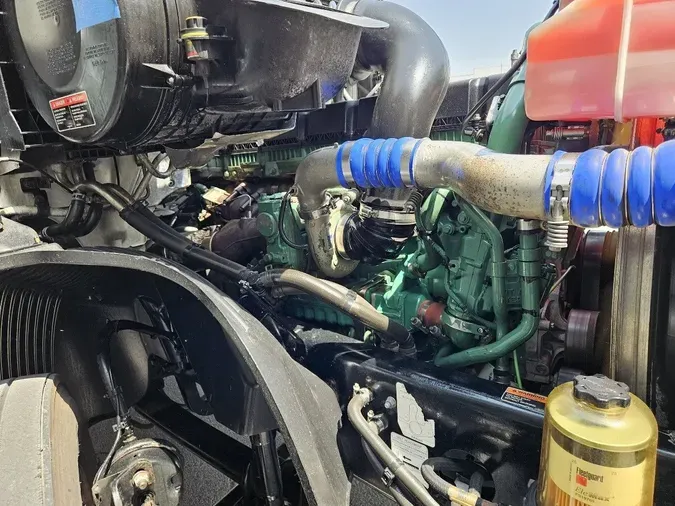2021 VOLVO VNL64T760
