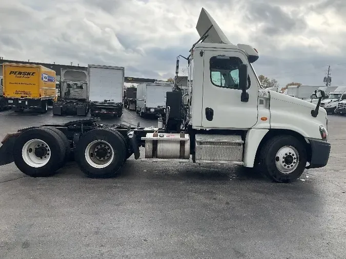 2017 Freightliner X12564ST