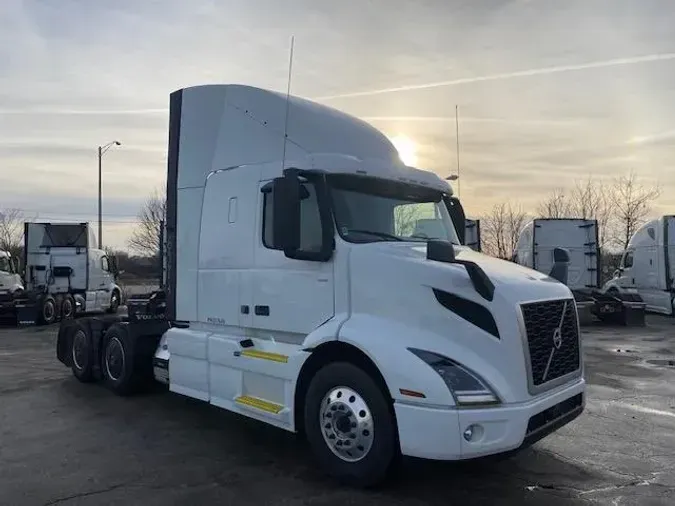 2023 Volvo VNR64T400