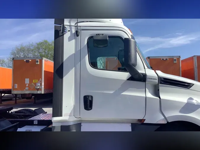 2020 Freightliner Cascadia 126