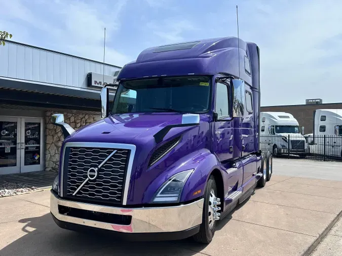 2025 VOLVO VNL64T860