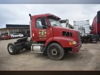 2004 VOLVO VNM42T200