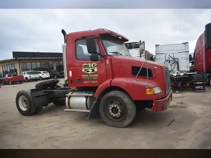 2004 VOLVO VNM42T200fa68841860e019a925f67f7467affb8a