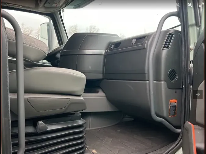 2025 VOLVO VNL64T760