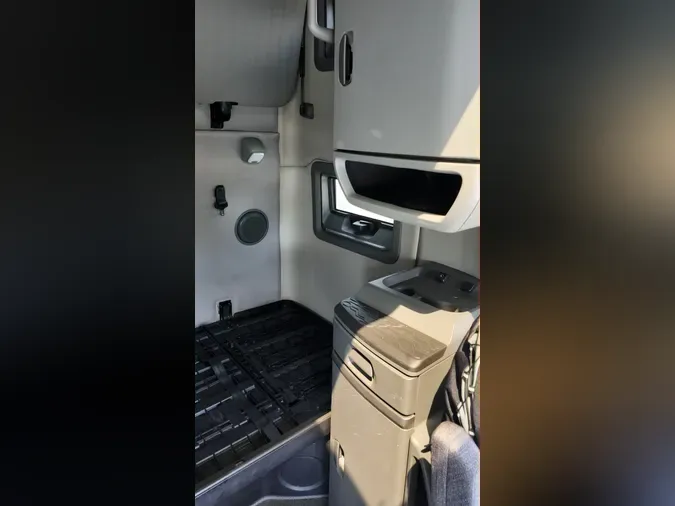 2019 VOLVO VNL64T760
