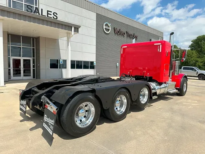 2017 PETERBILT 389