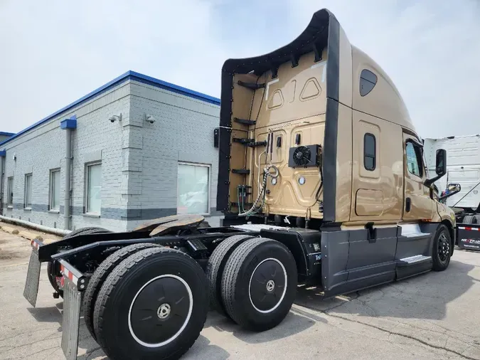 2022 FREIGHTLINER Cascadia 126