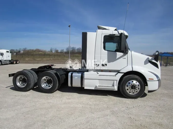 2025 VOLVO VNR64T300