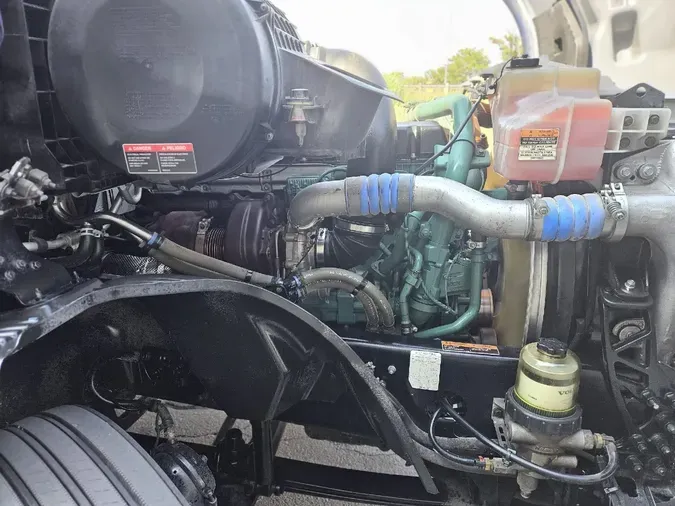 2023 VOLVO VNL64T760