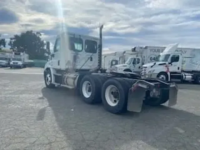 2016 FREIGHTLINER/MERCEDES CASCADIA 113