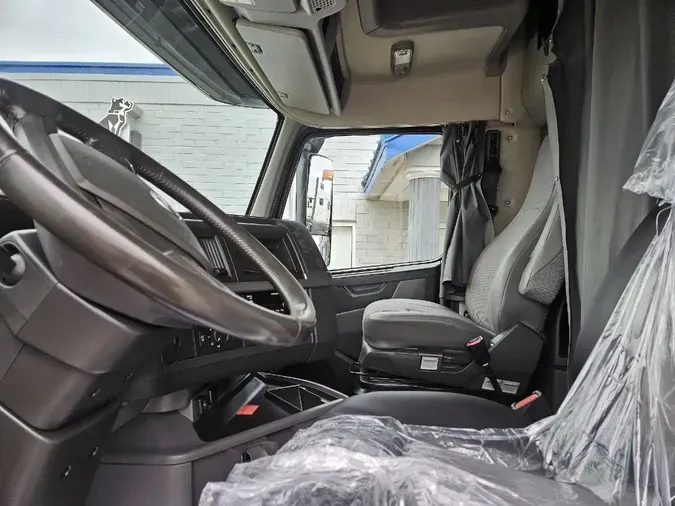 2021 VOLVO VNL64T760