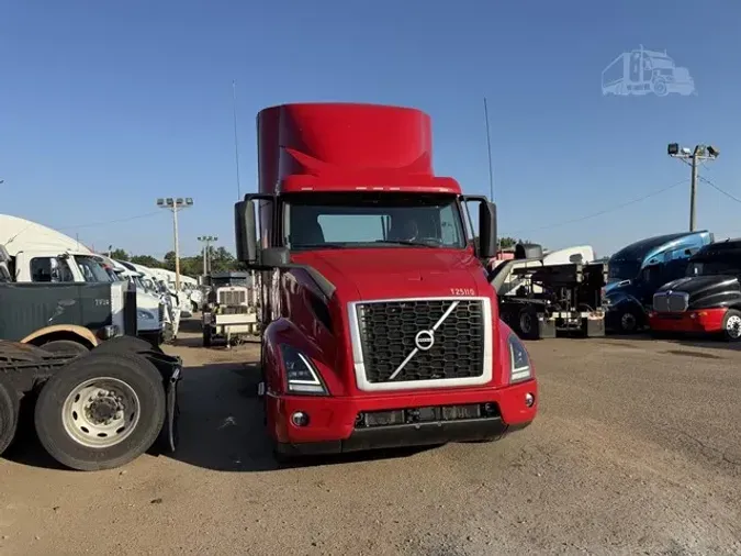 2022 VOLVO VNR64T300