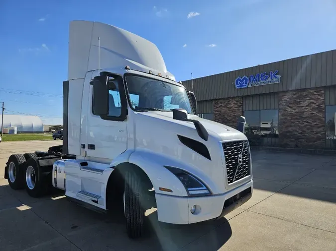 2021 VOLVO VNR64T300