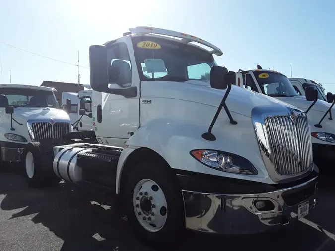 2019 NAVISTAR INTERNATIONAL RH613 DAYCAB S/A
