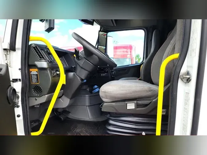 2021 VOLVO VNL740