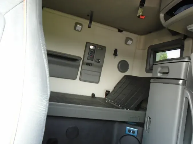2022 VOLVO VNL64T760