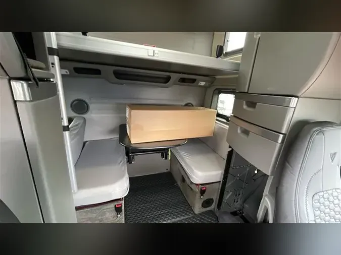 2020 VOLVO VNL860