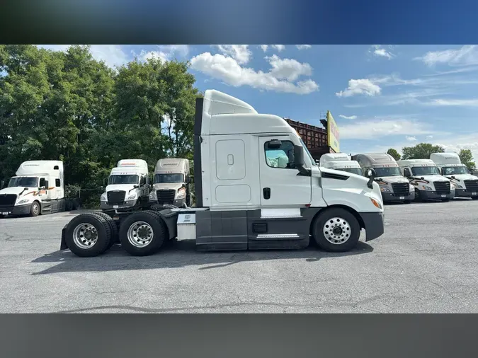 2022 Freightliner Cascadia 126fb4c388c69a19d9c0845f68aa4bd9a17