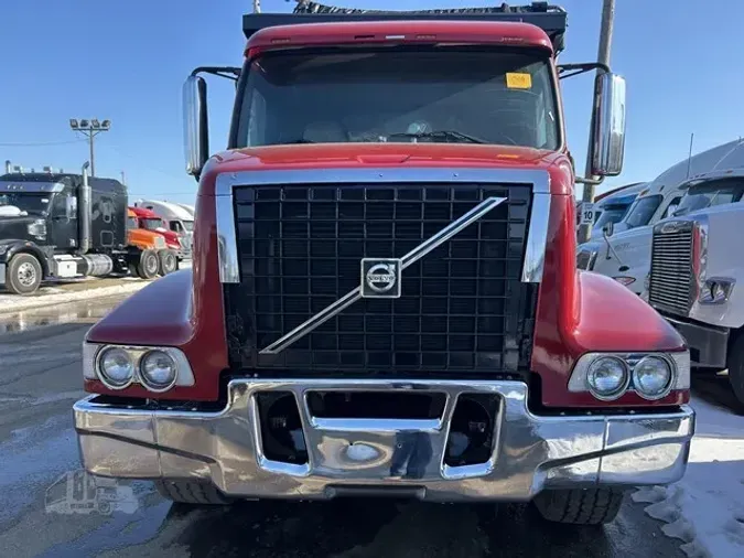 2003 VOLVO VHD104F300