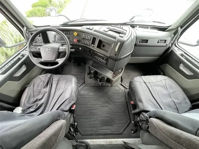 2020 VOLVO VNR640