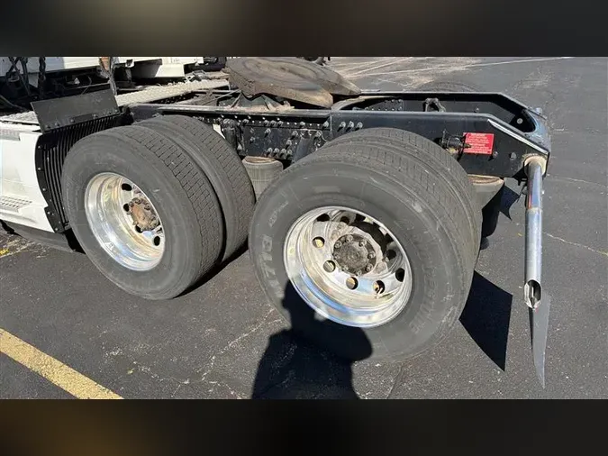 2022 VOLVO VNL64T860