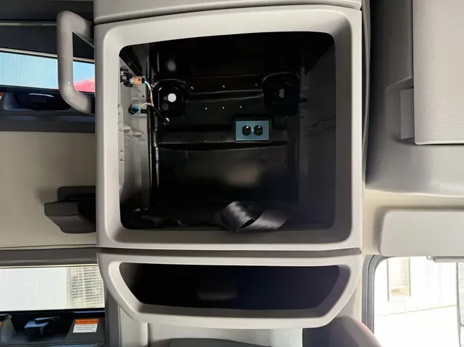 2023 VOLVO VNL64T760