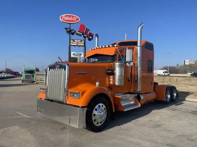 2022 Kenworth W900L