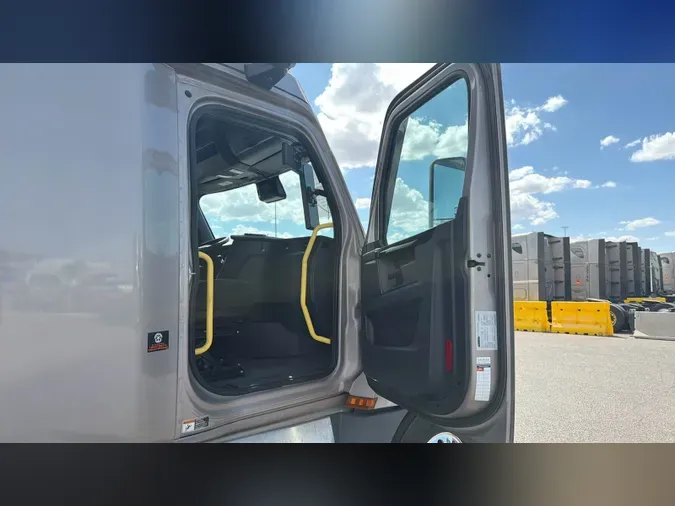 2025 Freightliner Cascadia 126