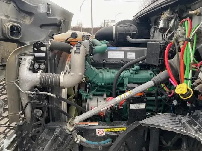 2023 Volvo VNR64T400