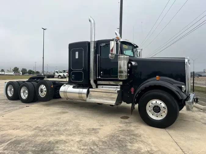 2025 Kenworth W900L