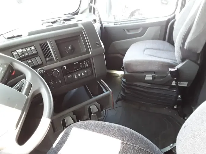 2020 VOLVO VNL64T-760