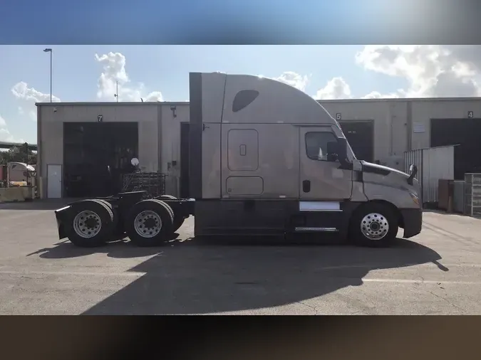 2023 Freightliner Cascadia 126fbb8b6bd5f69ef392f055799910d437e