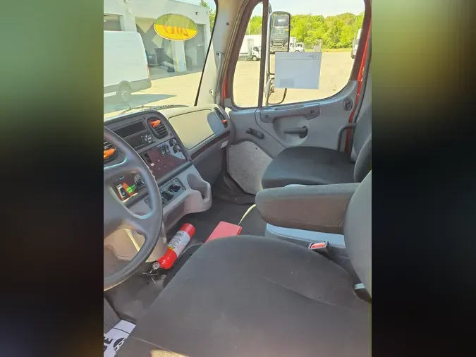 2019 FREIGHTLINER/MERCEDES M2 106fbbd2d8d359bb0635862a174075b34f7
