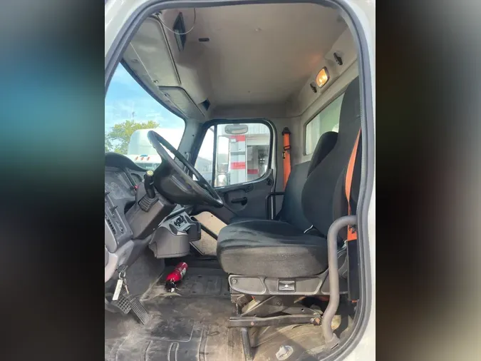 2018 FREIGHTLINER M2 106
