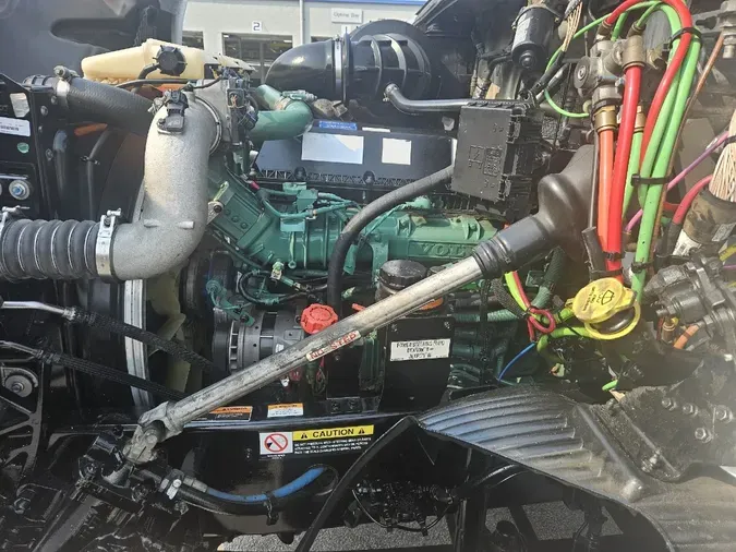 2021 VOLVO VNR64T640