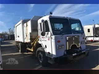 2011 PETERBILT 320