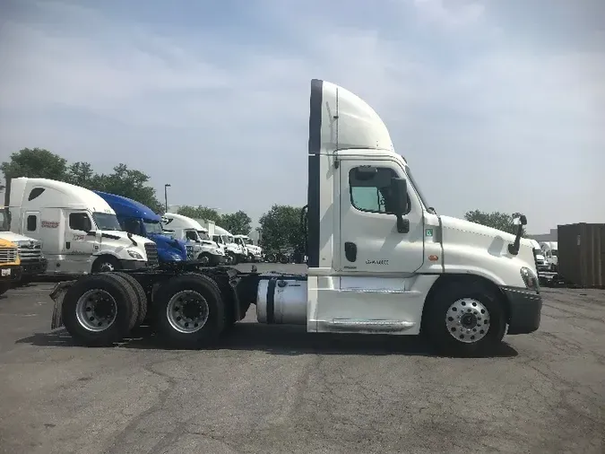 2017 Freightliner X12564ST