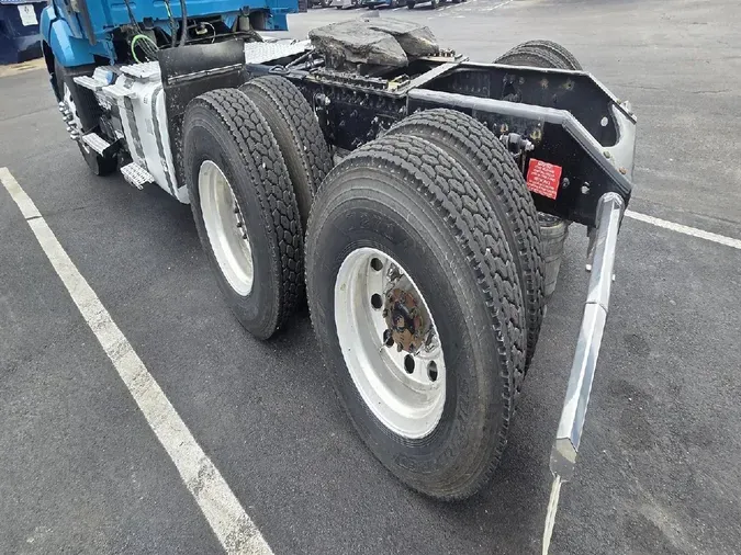 2021 VOLVO VNL64T300