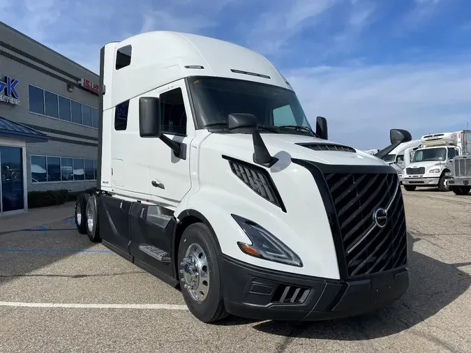 2025 VOLVO VNL64T860