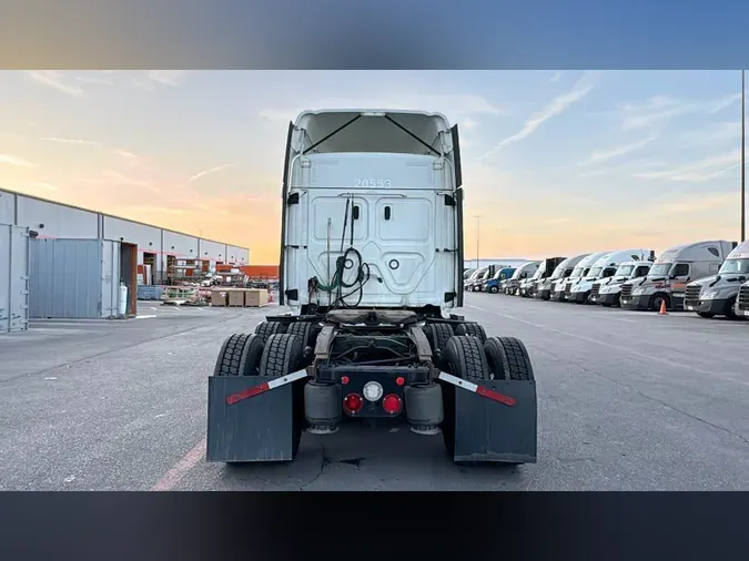 2021 Freightliner Cascadia 126