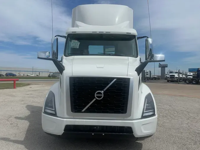 2025 VOLVO VNR64T300